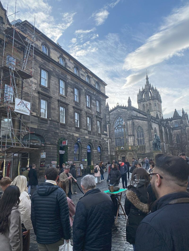 A street performer entertaining crowds on Edinburgh's Royal Mile